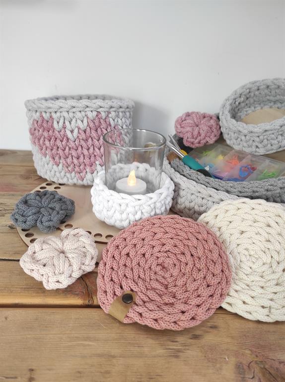 Zusammenstellung verschiedener Häkelarbeiten